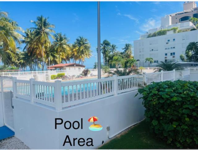 Isla Verde Frente A La Playa Y Piscina, Centrico Y Accesible Сан-Хуан Екстер'єр фото